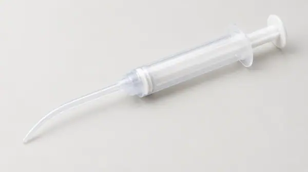 Curved-tip irrigation syringe